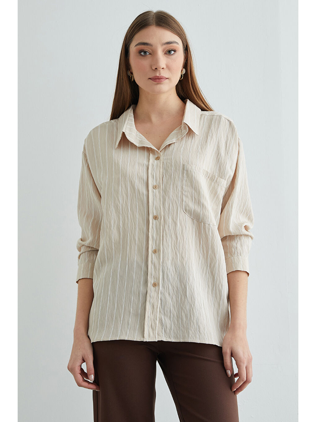 Bej Çizgili Krep Kumaş Tek Cepli Arkası Uzun Salaş Gömlek-1