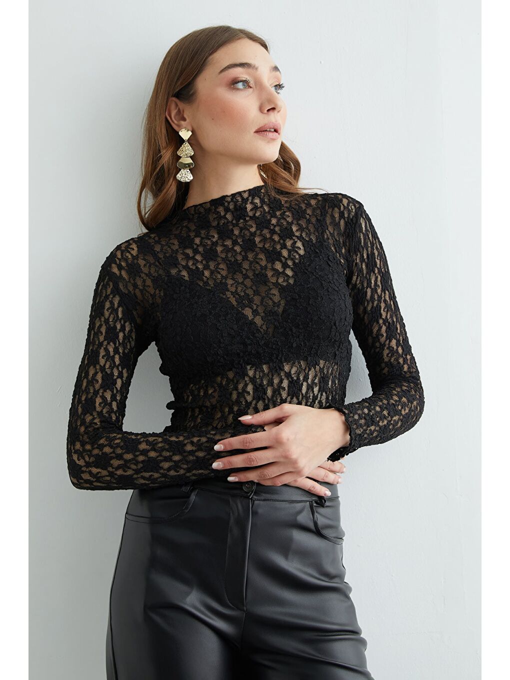Siyah Dantelli Dik Yaka Transparan Bluz