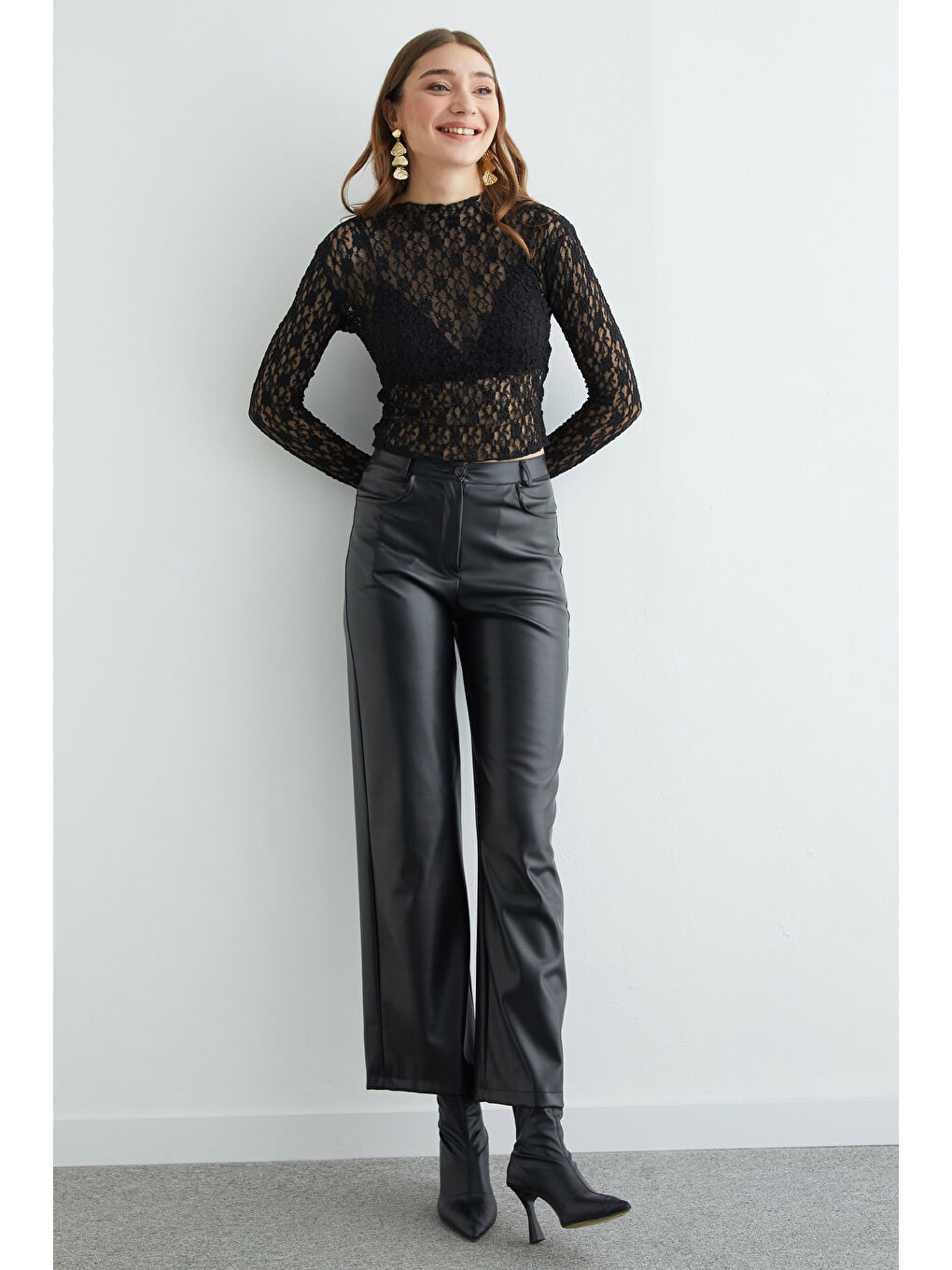 Siyah Dantelli Dik Yaka Transparan Bluz-4