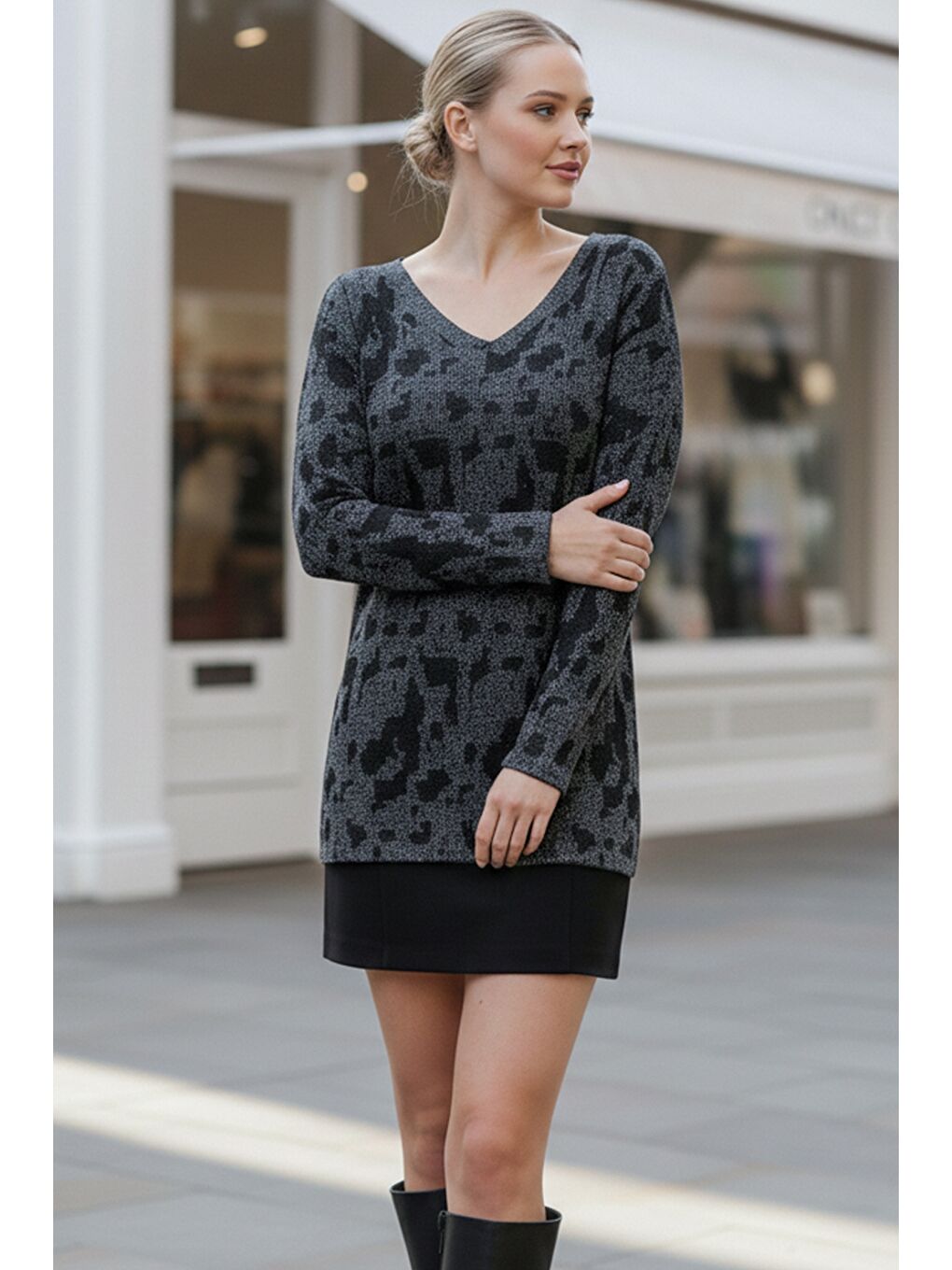 Siyah-Gri V Yaka Uzun Kol İnce Yırtmaçlı Simli Casual Arkası Uzun Oversize Triko Kazak 73 70-4