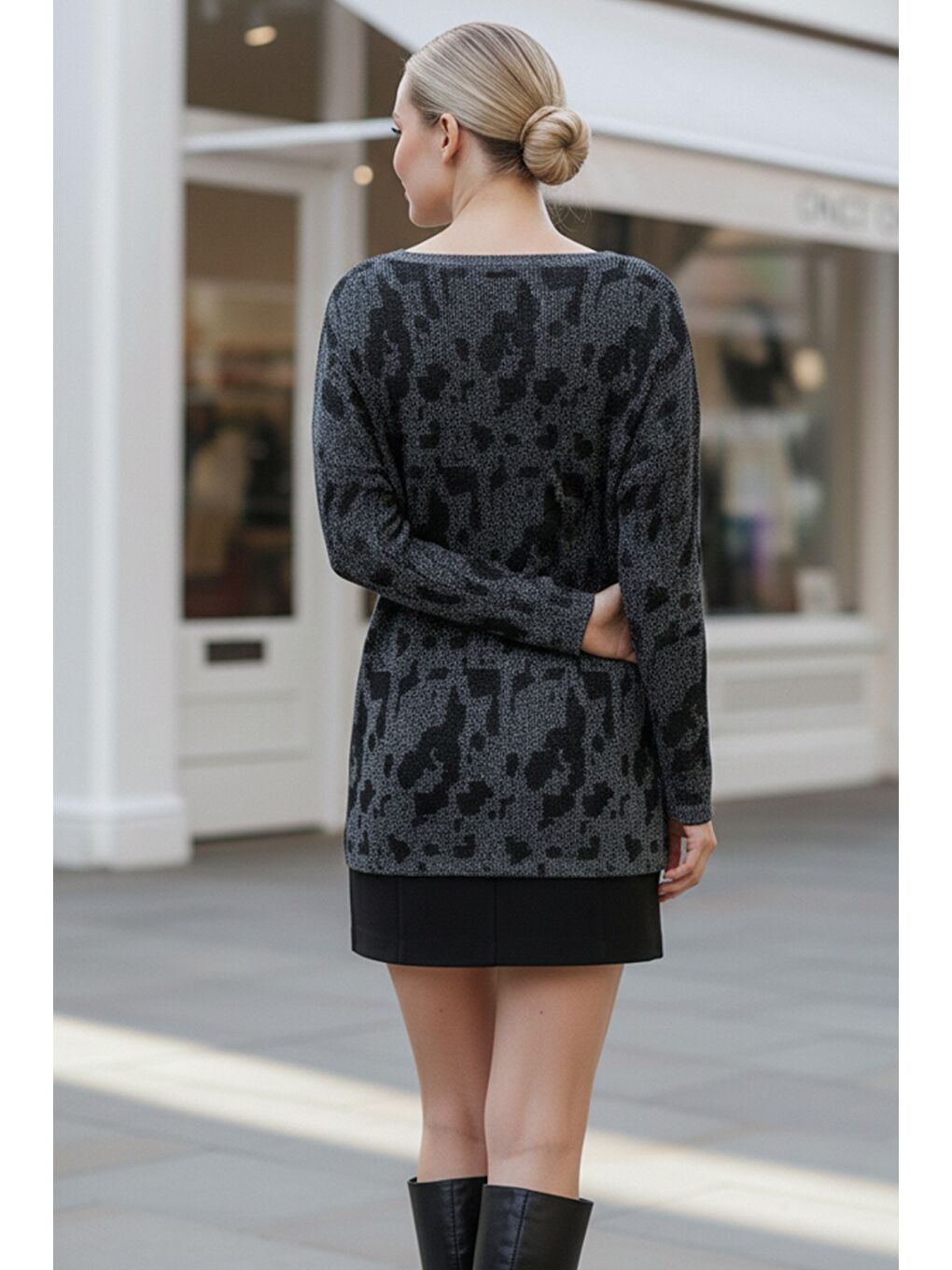 Siyah-Gri V Yaka Uzun Kol İnce Yırtmaçlı Simli Casual Arkası Uzun Oversize Triko Kazak 73 70-5