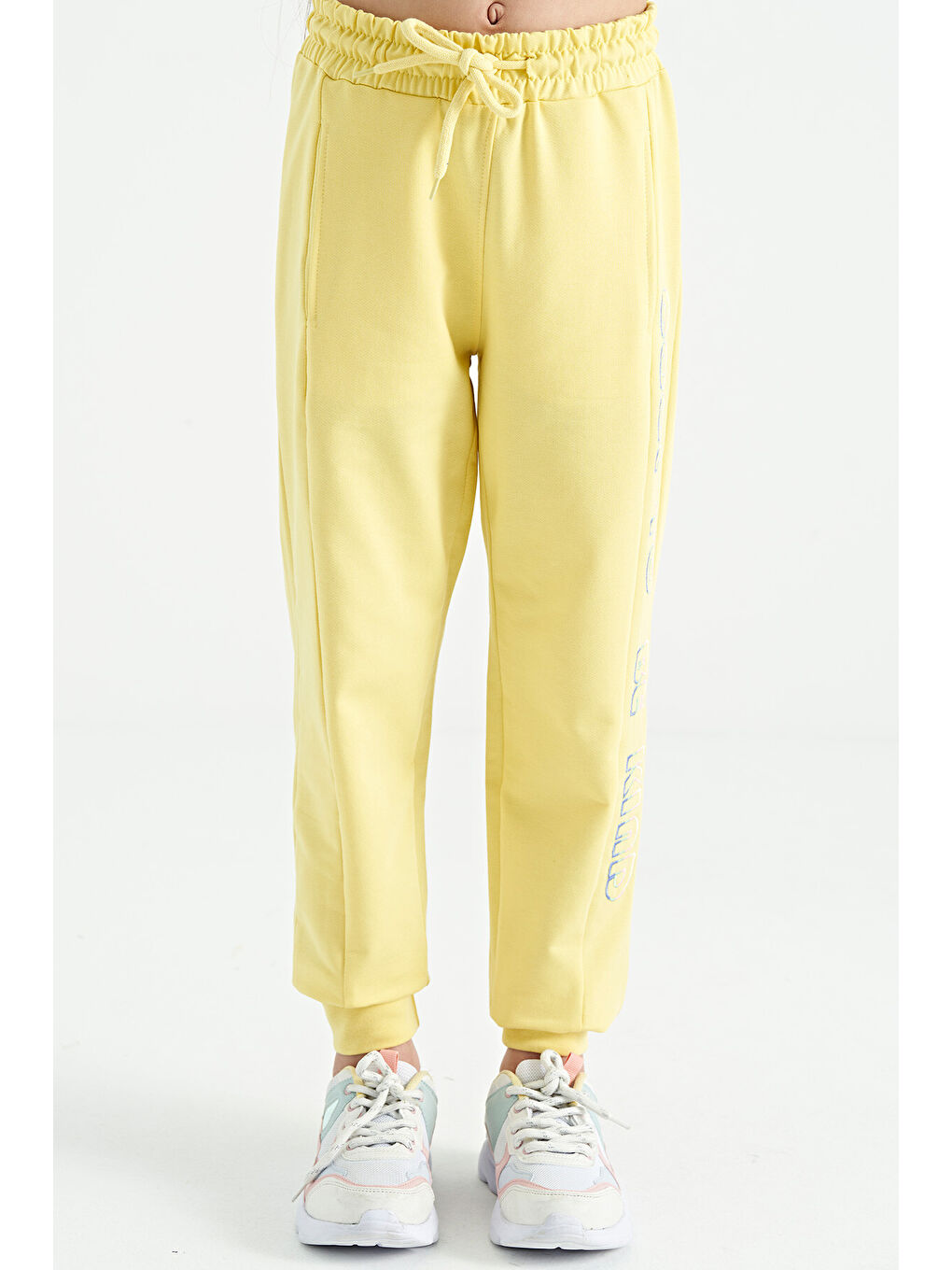 Sarı Limon Yan Yazı Nakışlı Bağcıklı Standart Kalıp Jogger Kız Çocuk Eşofman Alt - 75123