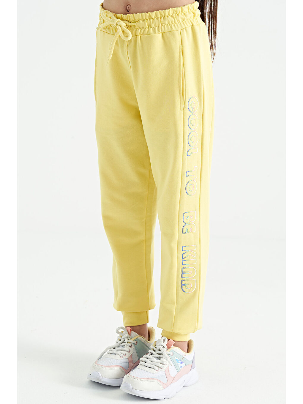 Sarı Limon Yan Yazı Nakışlı Bağcıklı Standart Kalıp Jogger Kız Çocuk Eşofman Alt - 75123-4