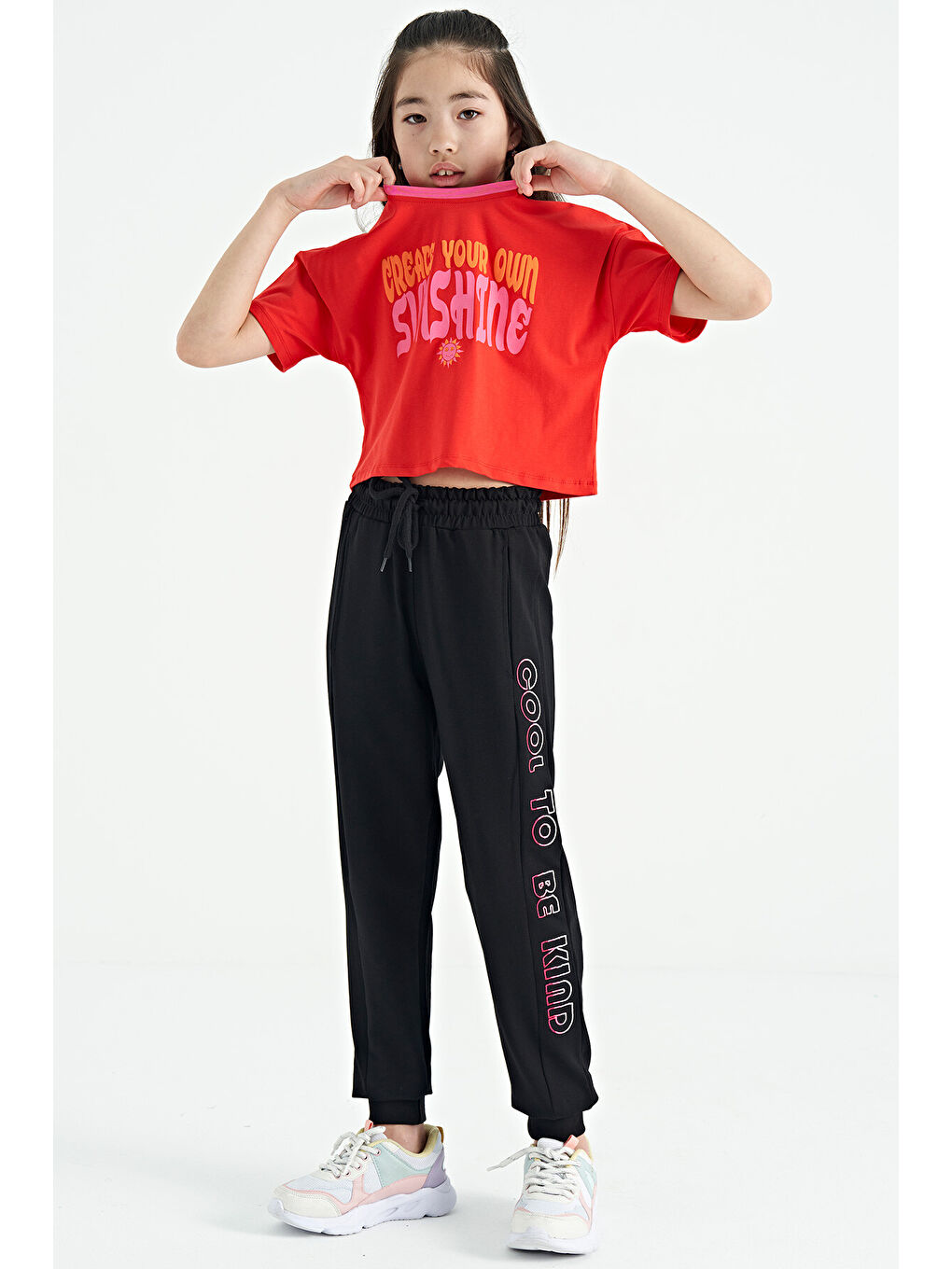Siyah Yan Yazı Nakışlı Bağcıklı Standart Kalıp Jogger Kız Çocuk Eşofman Alt - 75123-8