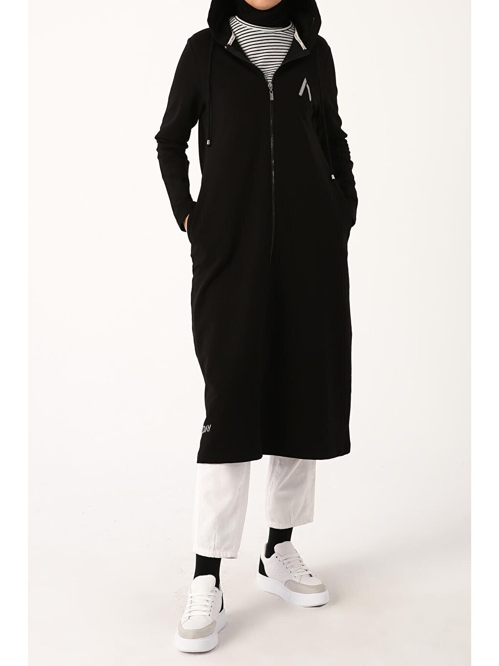 Siyah Baskılı Kapüşonlu Hırka-2