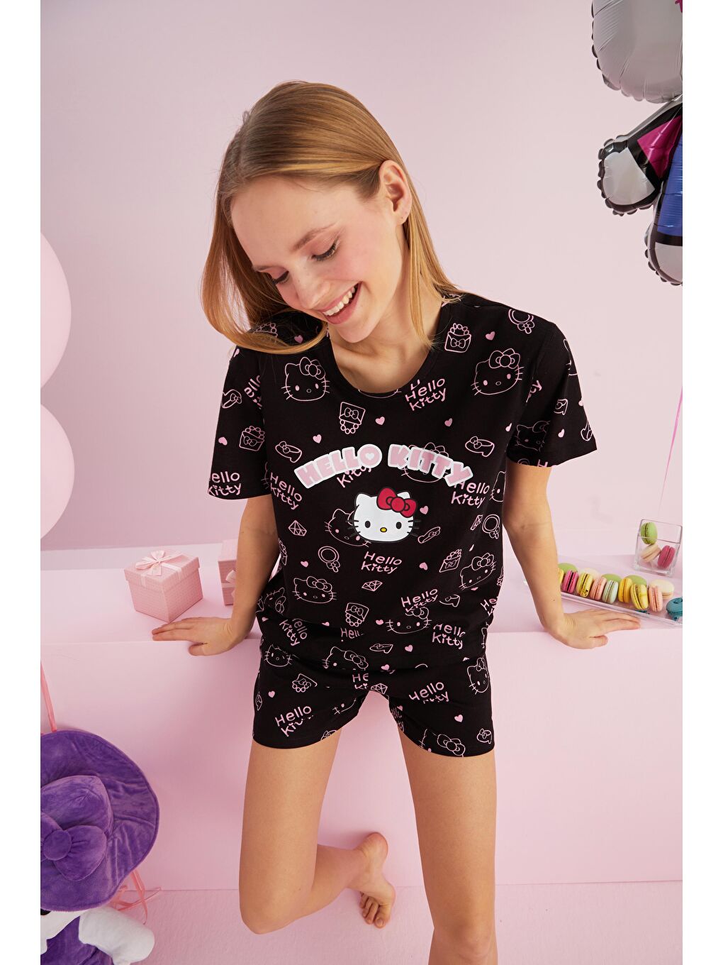 SİYAH İNCİ Siyah Hello Kitty Lisanslı %100 Pamuk Siyah Çok Renkli Bisklet Yaka Şort Pijama Takım - 1