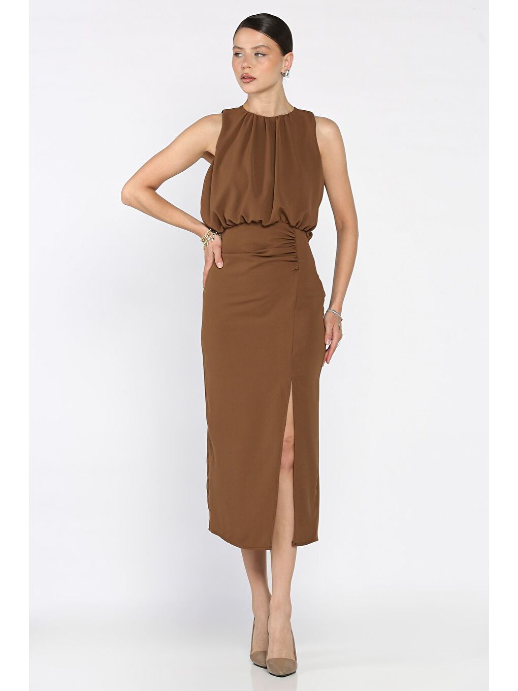 Kahverengi Drapeli Ön Yırtmaç Detaylı Sıfır Kol Kadın Elbise