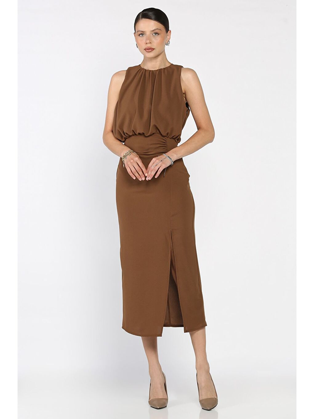 Kahverengi Drapeli Ön Yırtmaç Detaylı Sıfır Kol Kadın Elbise-1