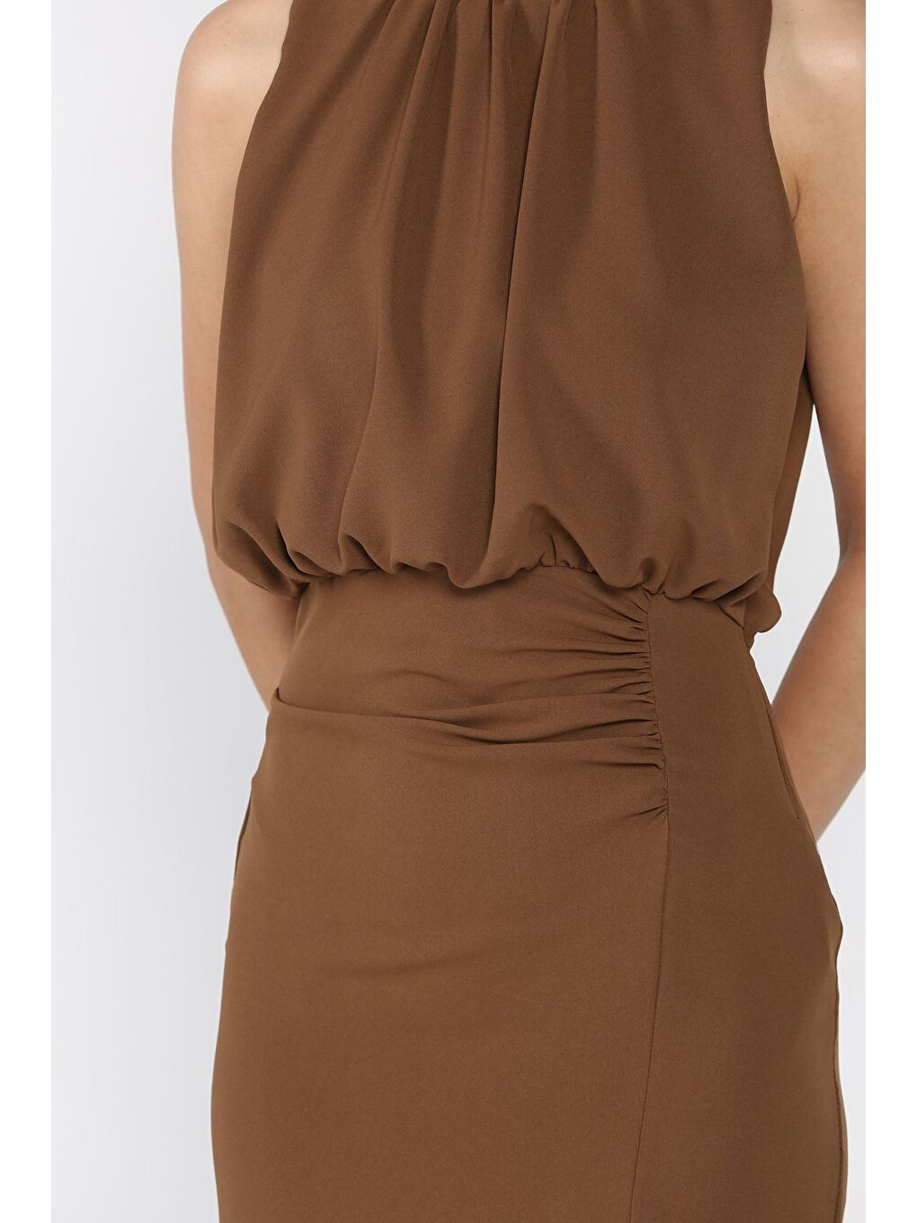 Kahverengi Drapeli Ön Yırtmaç Detaylı Sıfır Kol Kadın Elbise-3