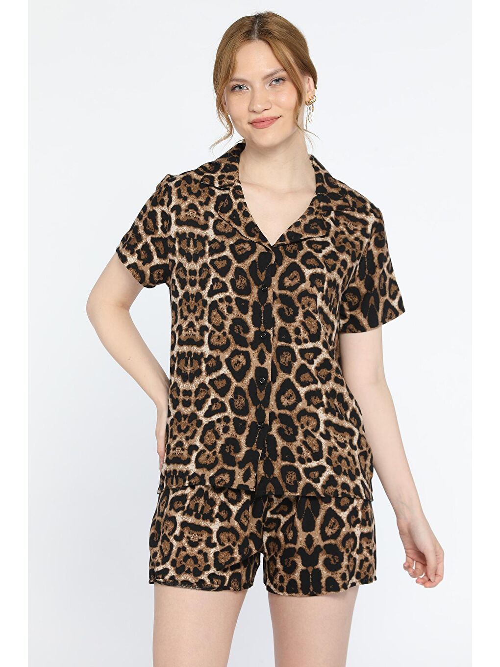 Bej Kadın Ön Düğmeli Desenli Şortlu Pijama Takımı