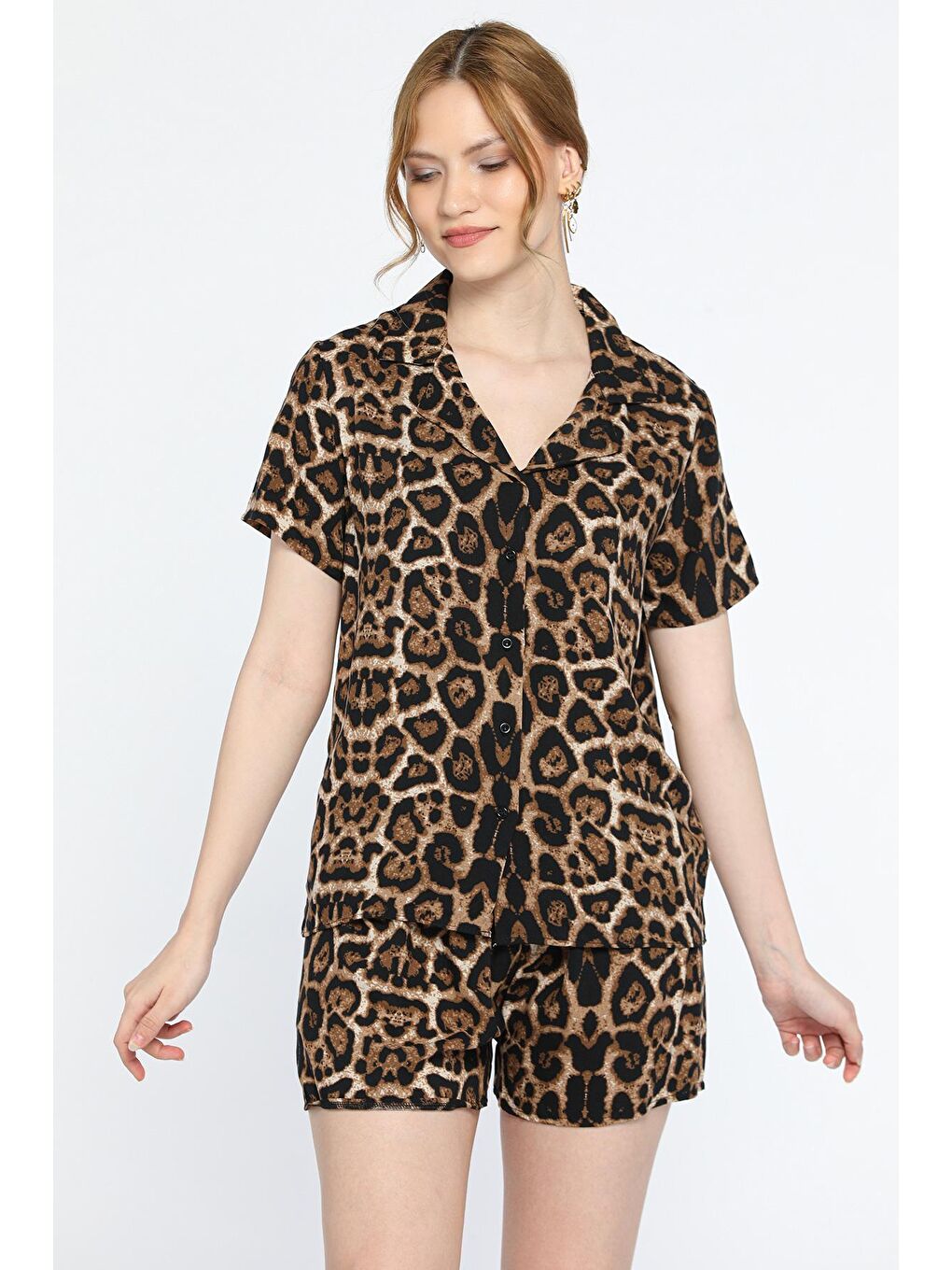 Bej Kadın Ön Düğmeli Desenli Şortlu Pijama Takımı-1