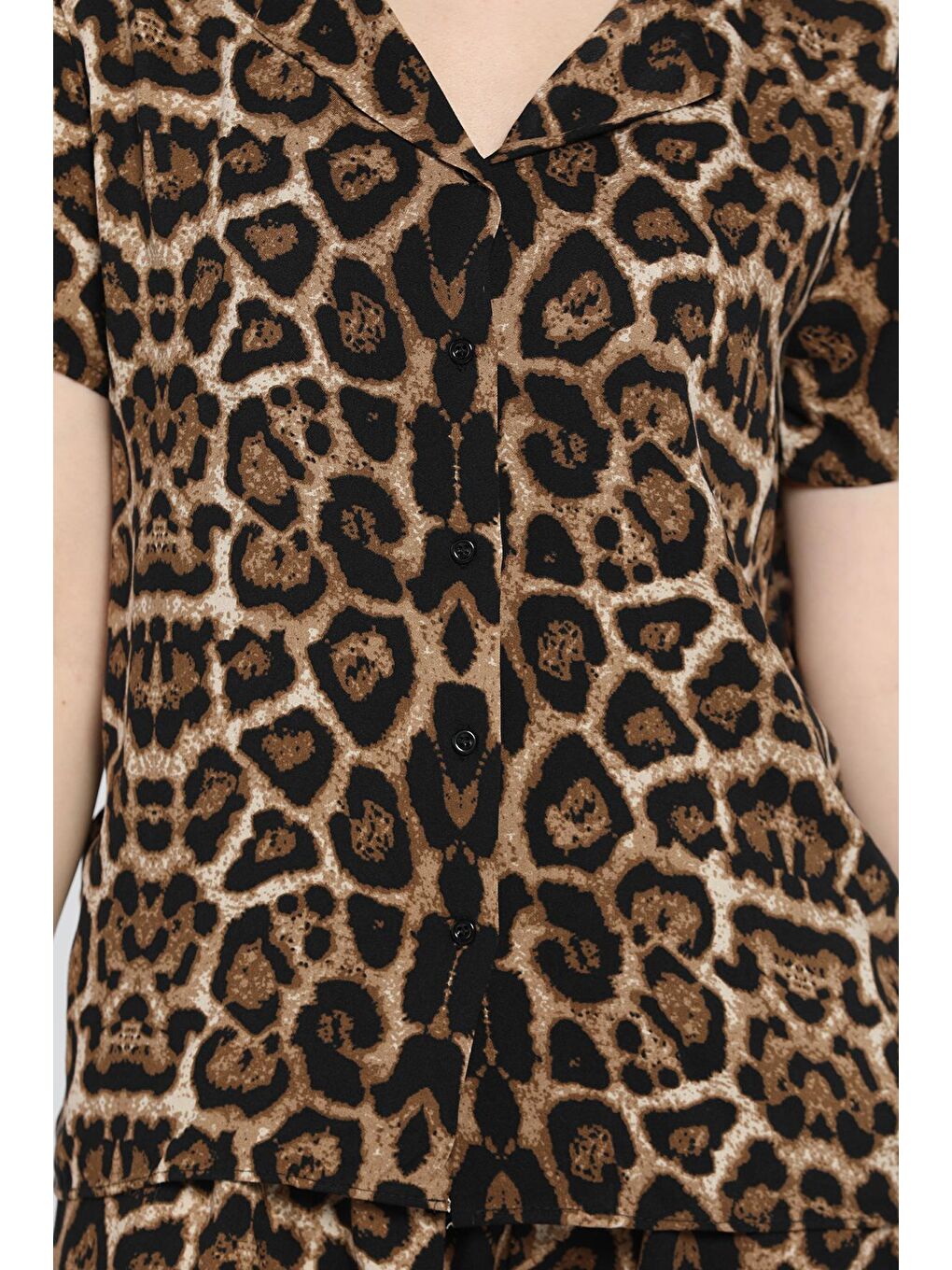 Bej Kadın Ön Düğmeli Desenli Şortlu Pijama Takımı-3