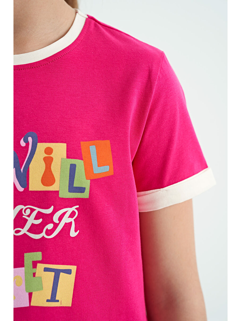 Fuşya Renkli Yazı Detaylı O Yaka Rahat Form Kız Çocuk Tişört - 75109-8