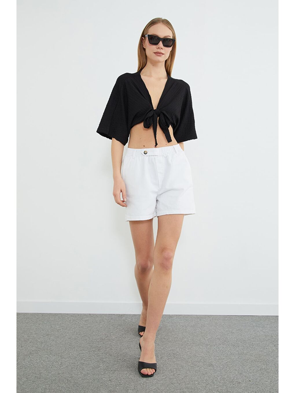 Beyaz Beli Lastikli Düğme Detaylı Gabardin Şort