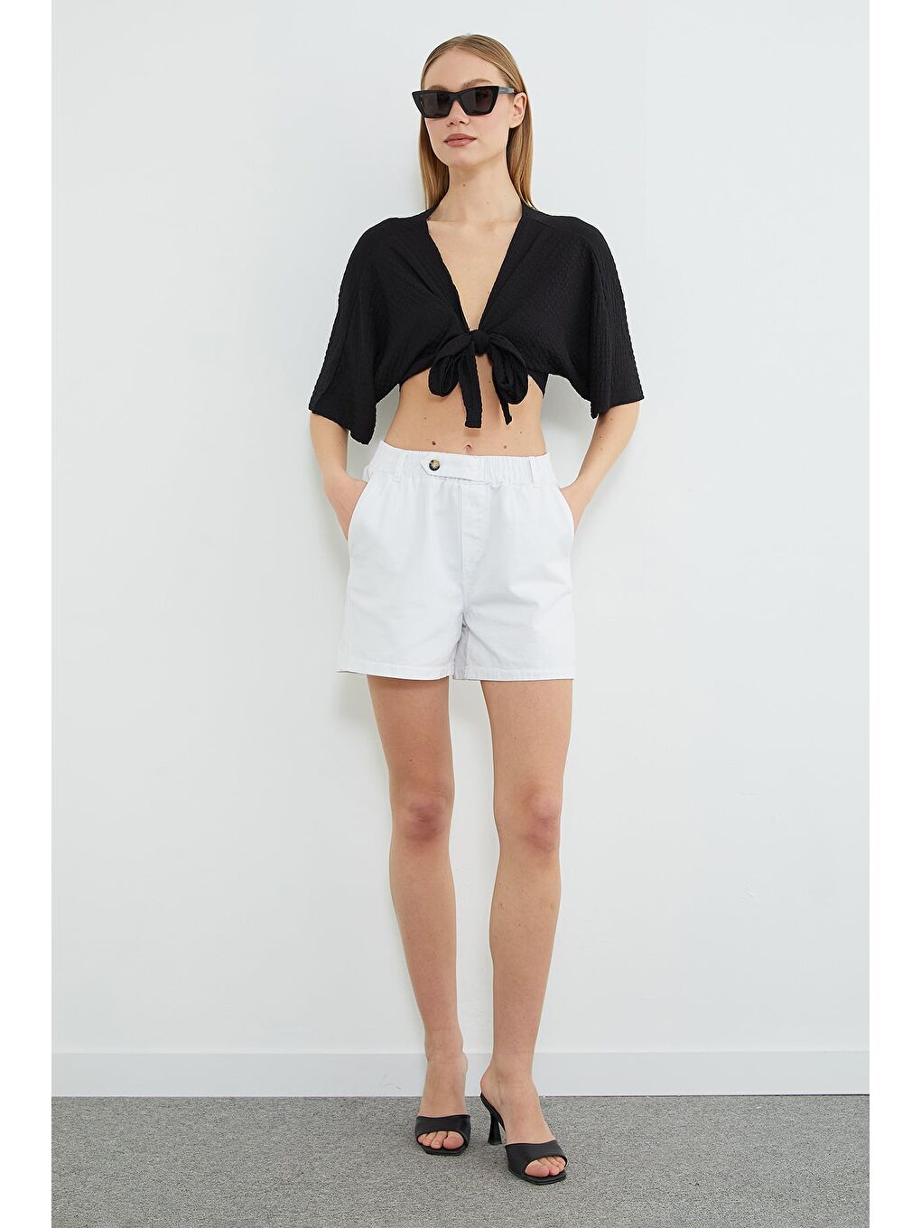 Beyaz Beli Lastikli Düğme Detaylı Gabardin Şort-1