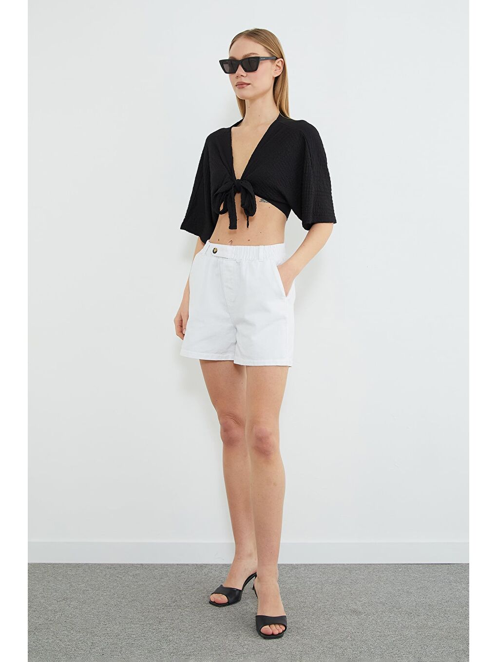 Beyaz Beli Lastikli Düğme Detaylı Gabardin Şort-2