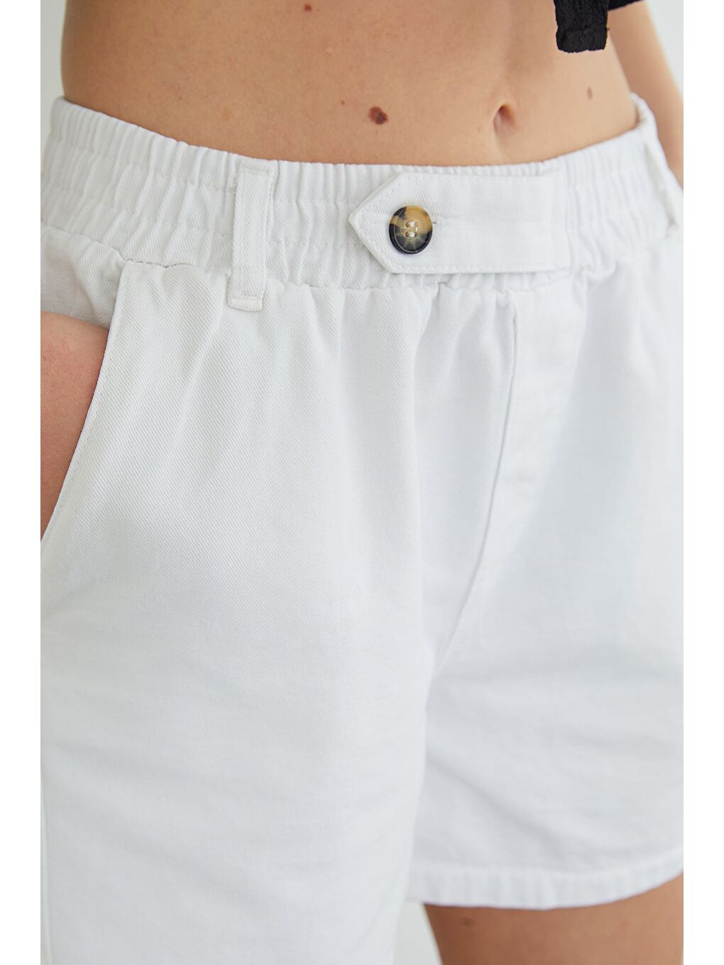 Beyaz Beli Lastikli Düğme Detaylı Gabardin Şort-3