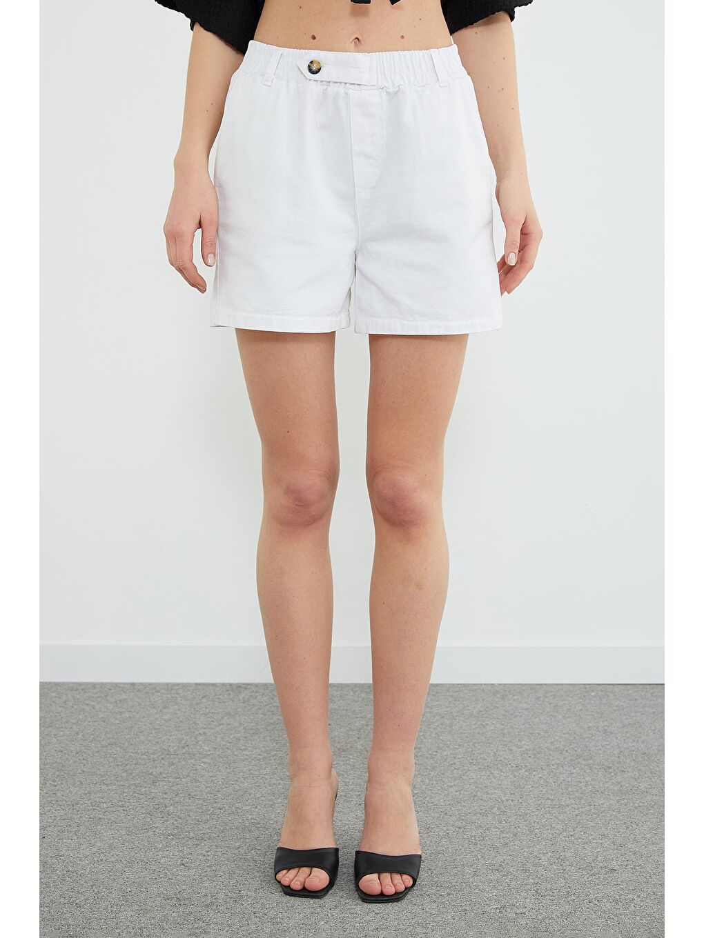 Beyaz Beli Lastikli Düğme Detaylı Gabardin Şort-4