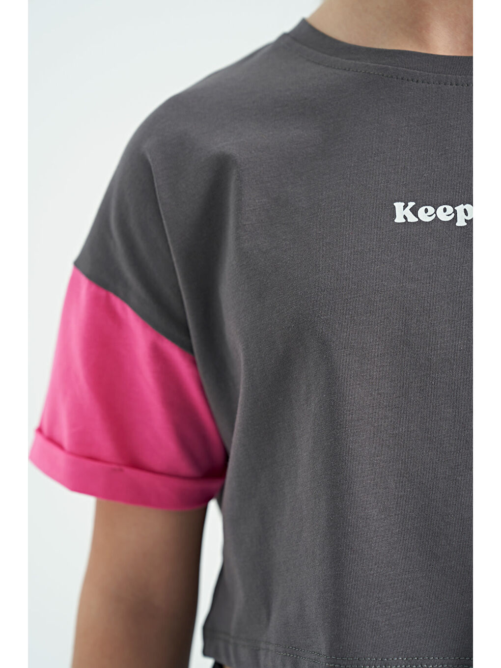 Koyu Gri Yazı Baskılı O Yaka Düşük Omuzlu Oversize Kız Çocuk Tişört - 75130-4