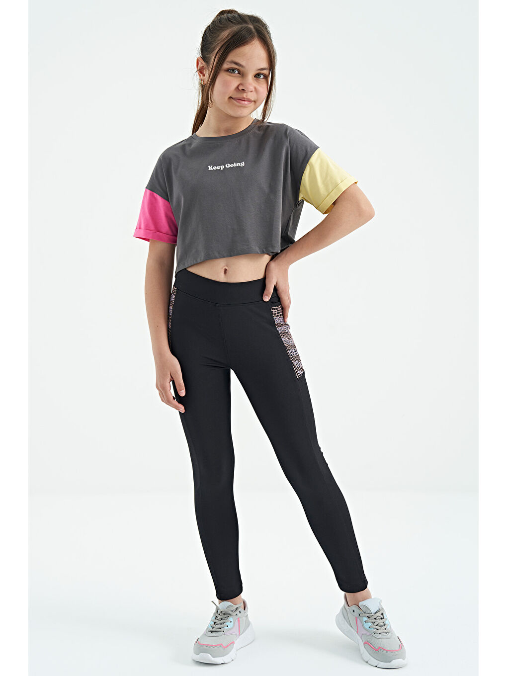 Koyu Gri Yazı Baskılı O Yaka Düşük Omuzlu Oversize Kız Çocuk Tişört - 75130-6