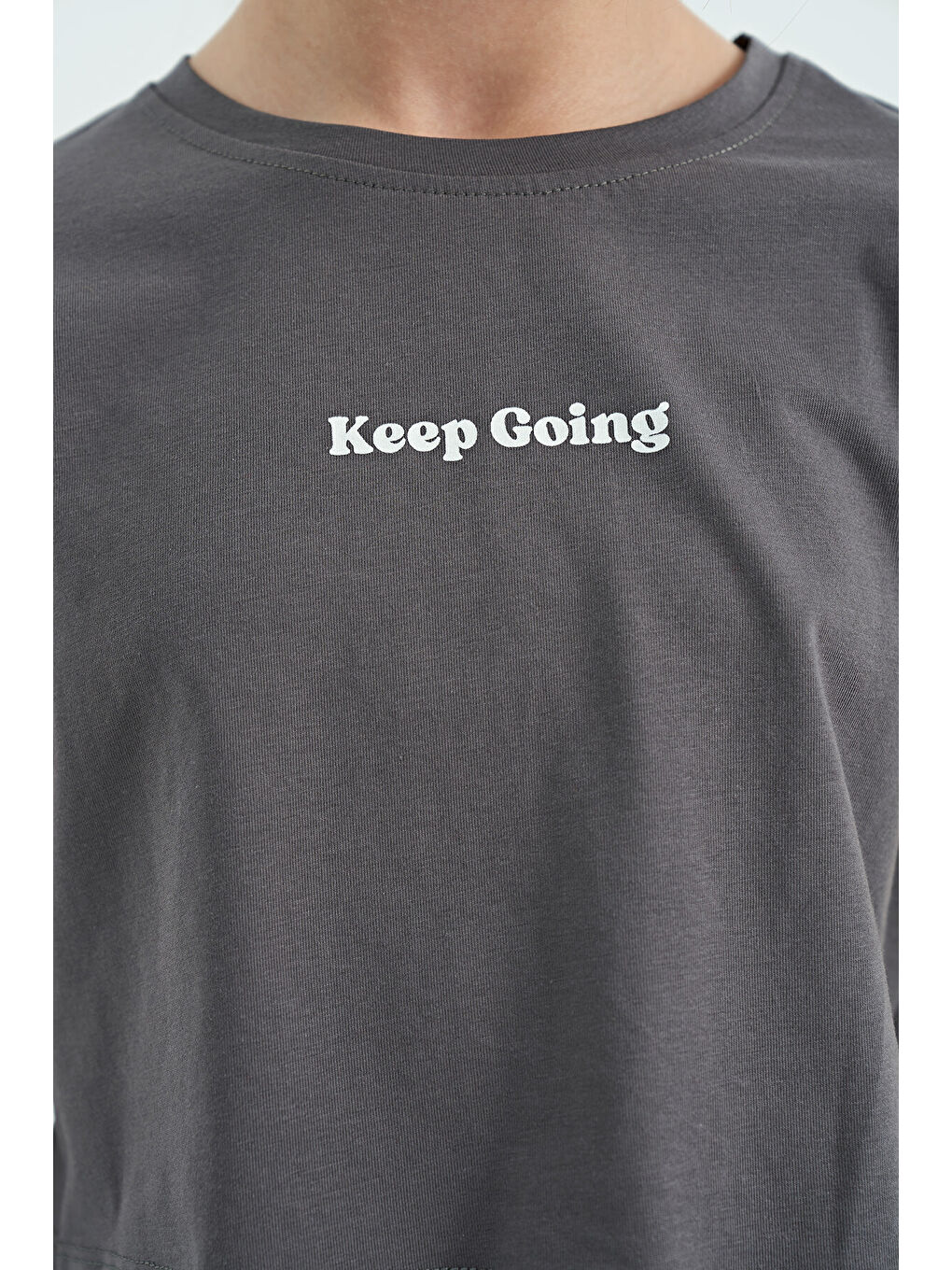 Koyu Gri Yazı Baskılı O Yaka Düşük Omuzlu Oversize Kız Çocuk Tişört - 75130-8