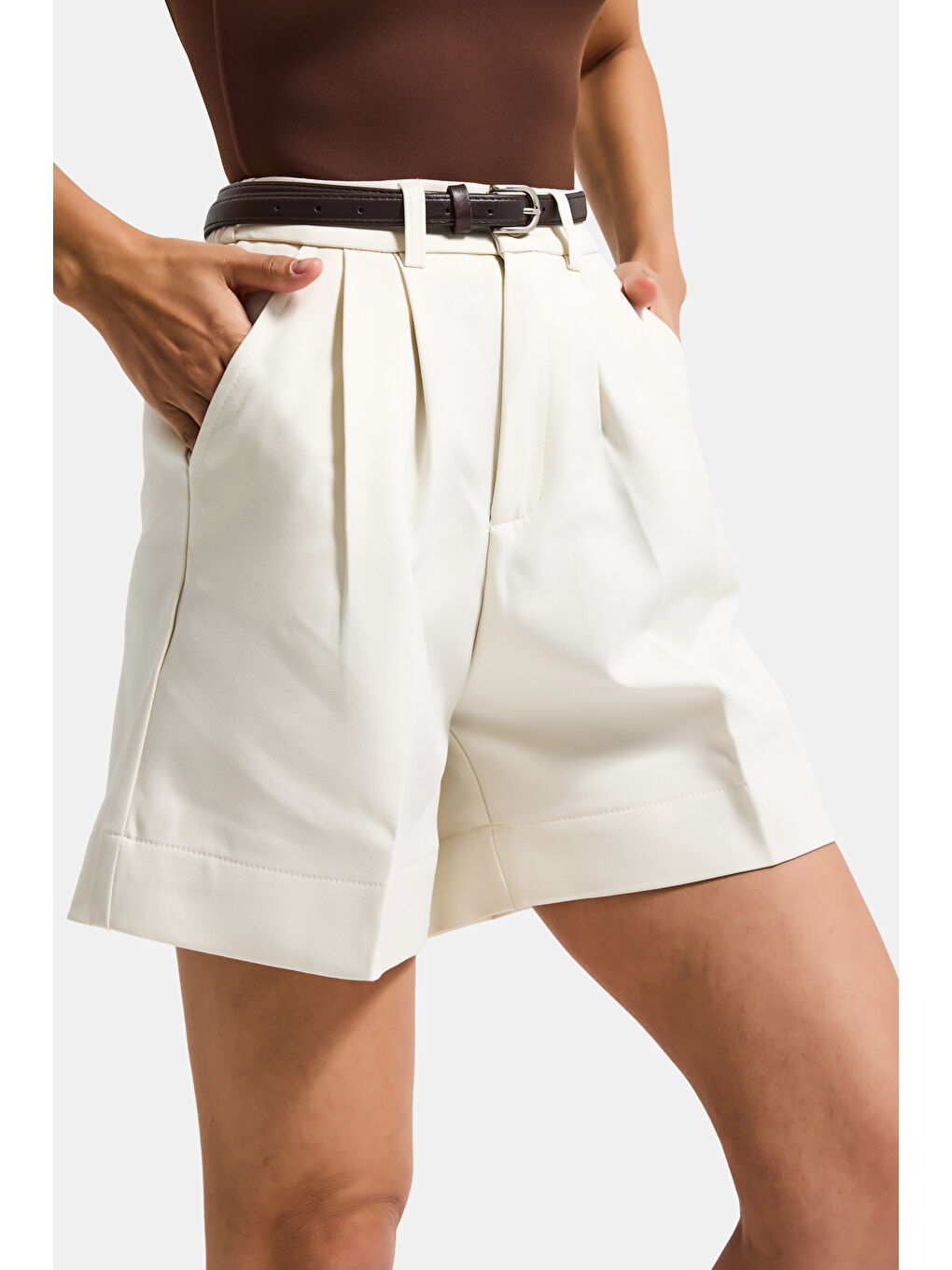 Ekru Kadın Kırık Beyaz w5 Kemerli Pileli Organik Pamuk Kumaş Midi Boy Şort