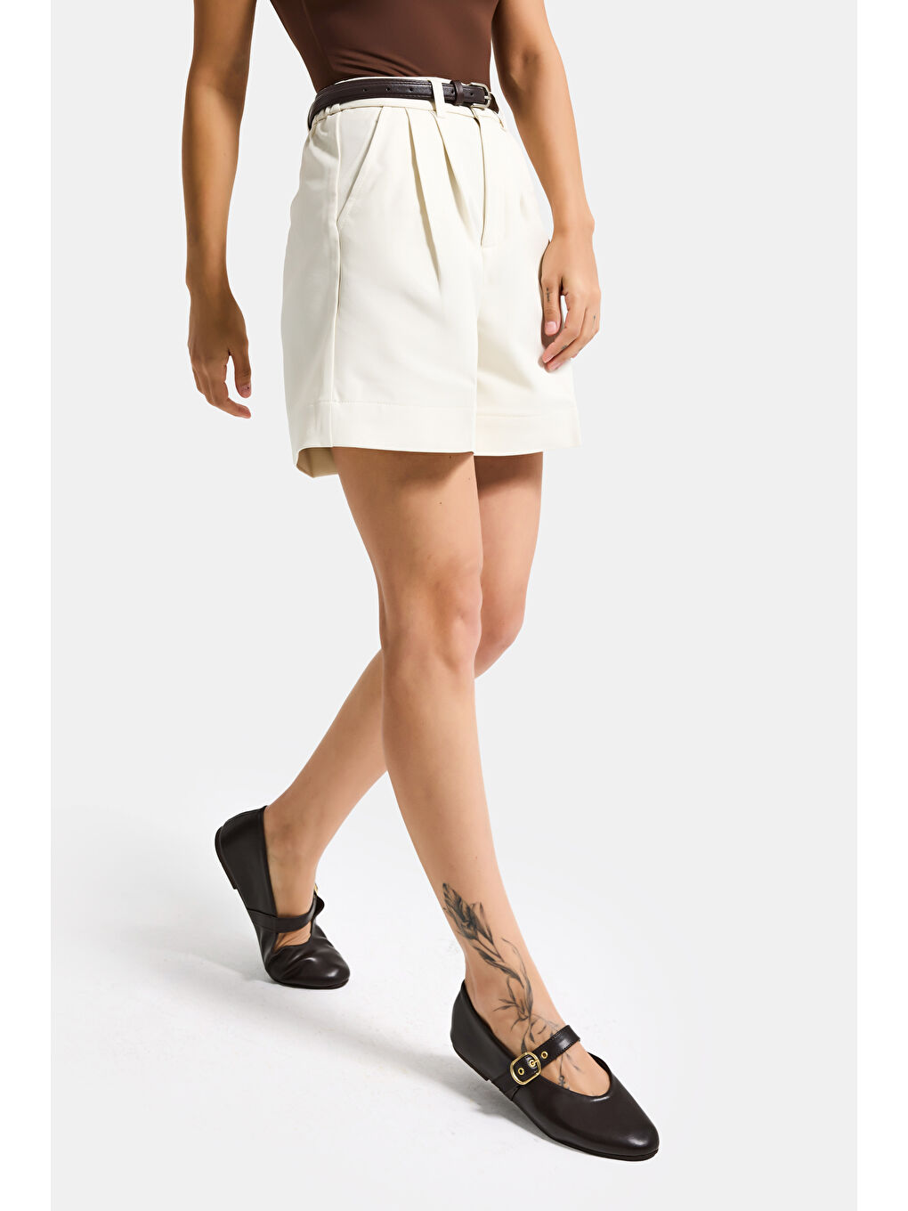Ekru Kadın Kırık Beyaz w5 Kemerli Pileli Organik Pamuk Kumaş Midi Boy Şort-2