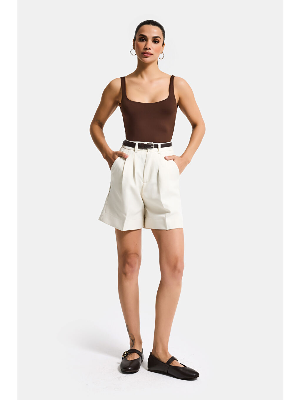 Ekru Kadın Kırık Beyaz w5 Kemerli Pileli Organik Pamuk Kumaş Midi Boy Şort-3
