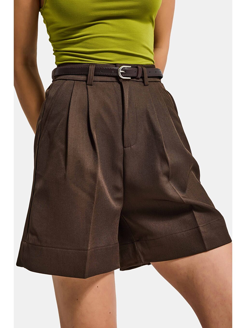 Kahverengi Kadın Kahve w5 Kemerli Pileli Organik Pamuk Kumaş Midi Boy Şort