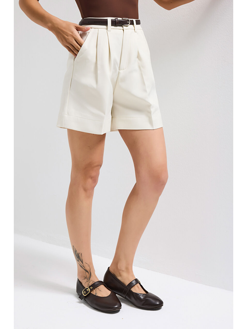 Ekru Kadın Kırık Beyaz w5 Kemerli Pileli Organik Pamuk Kumaş Midi Boy Şort-4