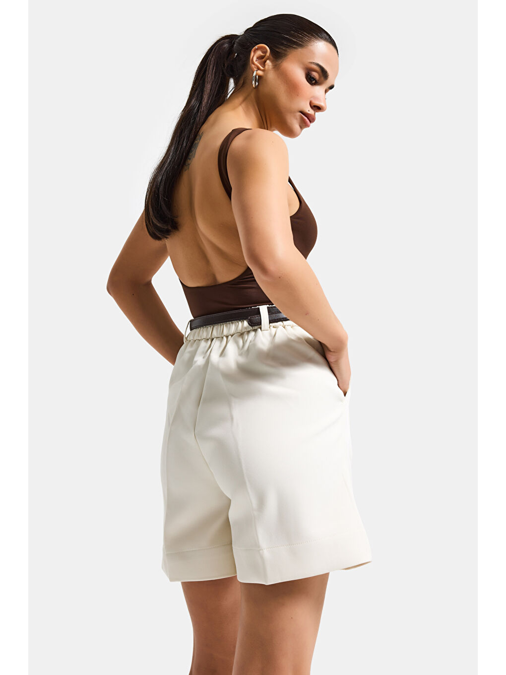 Ekru Kadın Kırık Beyaz w5 Kemerli Pileli Organik Pamuk Kumaş Midi Boy Şort-5