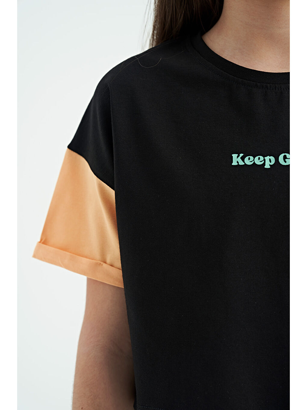 Siyah Yazı Baskılı O Yaka Düşük Omuzlu Oversize Kız Çocuk Tişört - 75130-4