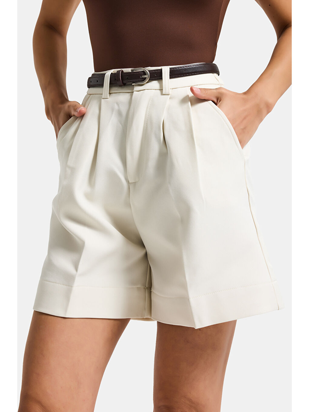 Ekru Kadın Kırık Beyaz w5 Kemerli Pileli Organik Pamuk Kumaş Midi Boy Şort-6