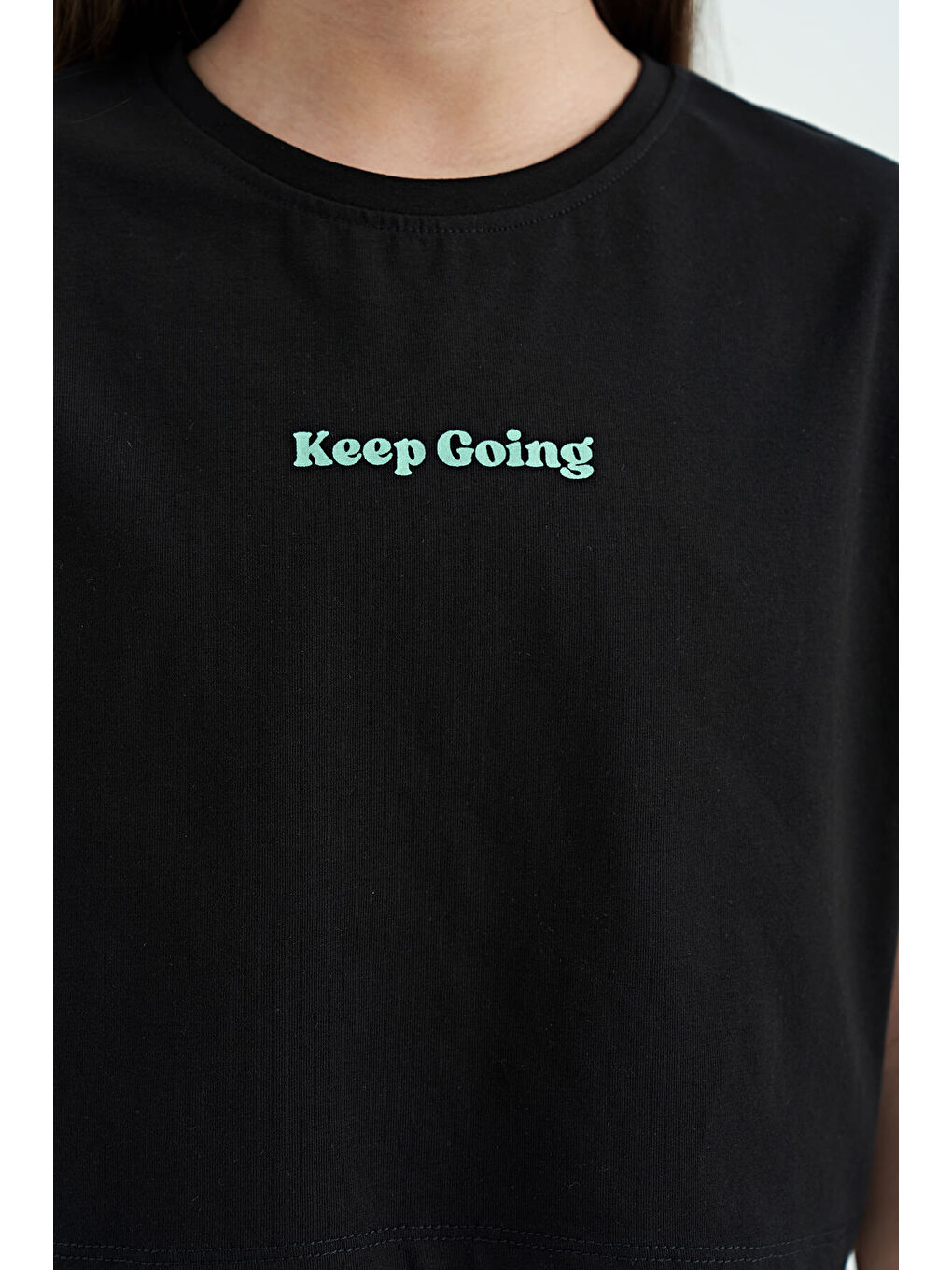 Siyah Yazı Baskılı O Yaka Düşük Omuzlu Oversize Kız Çocuk Tişört - 75130-8