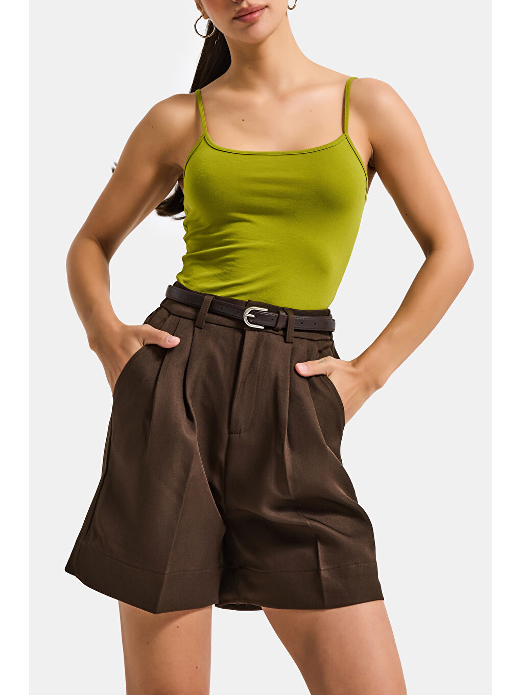 Kahverengi Kadın Kahve w5 Kemerli Pileli Organik Pamuk Kumaş Midi Boy Şort-2