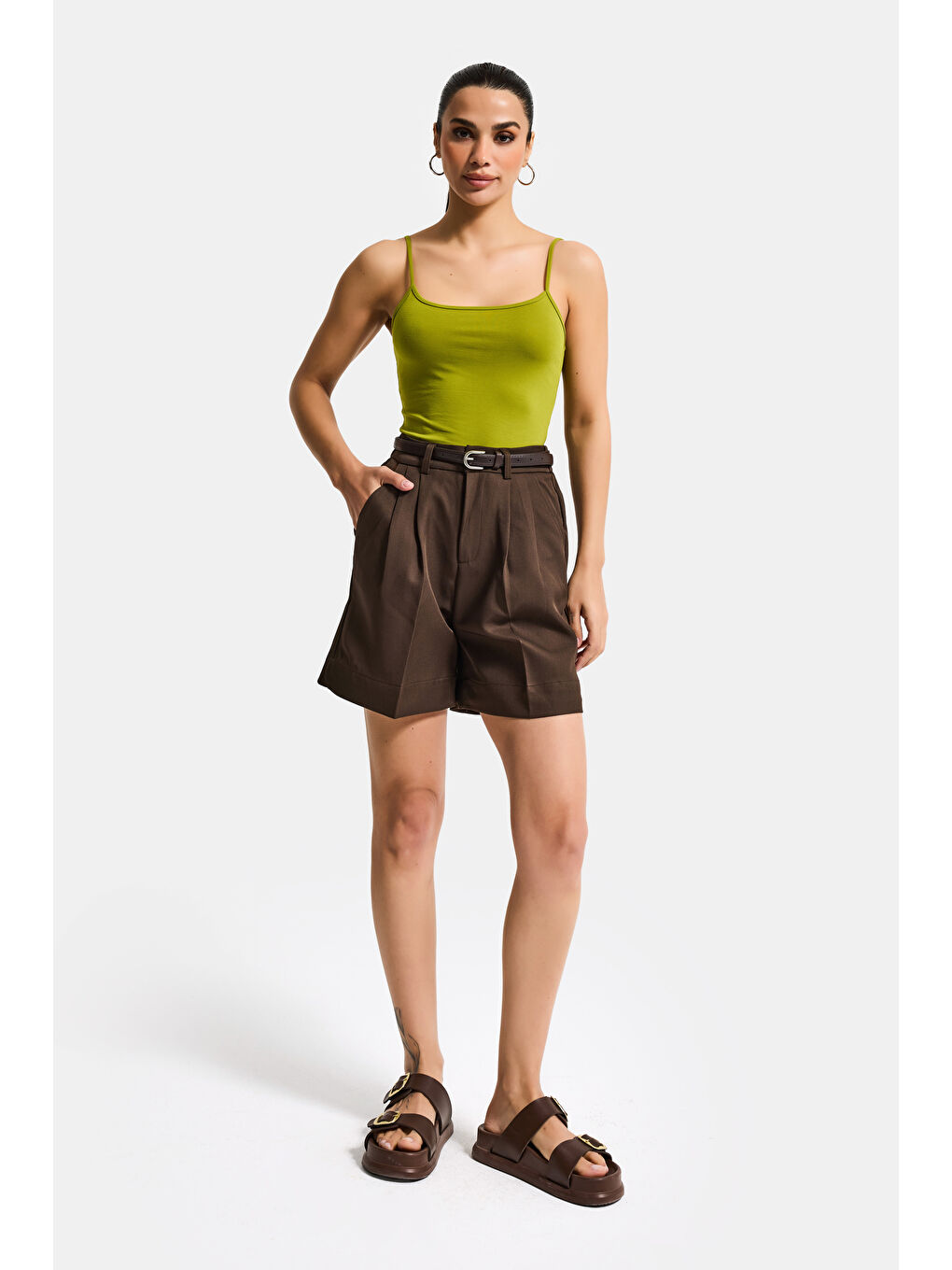 Kahverengi Kadın Kahve w5 Kemerli Pileli Organik Pamuk Kumaş Midi Boy Şort-3