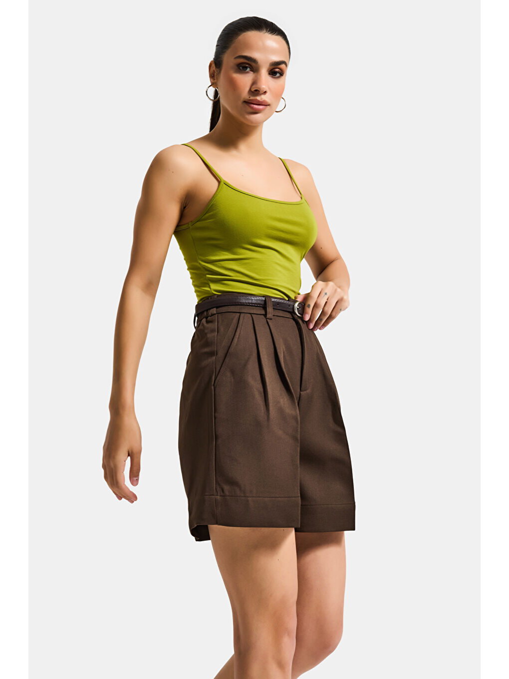 Kahverengi Kadın Kahve w5 Kemerli Pileli Organik Pamuk Kumaş Midi Boy Şort-4