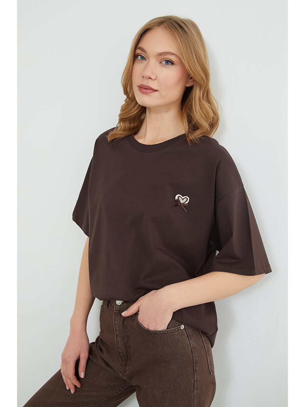 Kahverengi Kalp Nakışlı Bisiklet Yaka Salaş Tişört