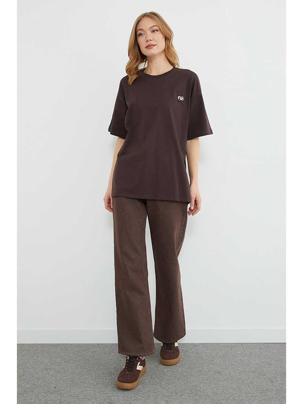 Kahverengi Kalp Nakışlı Bisiklet Yaka Salaş Tişört-2