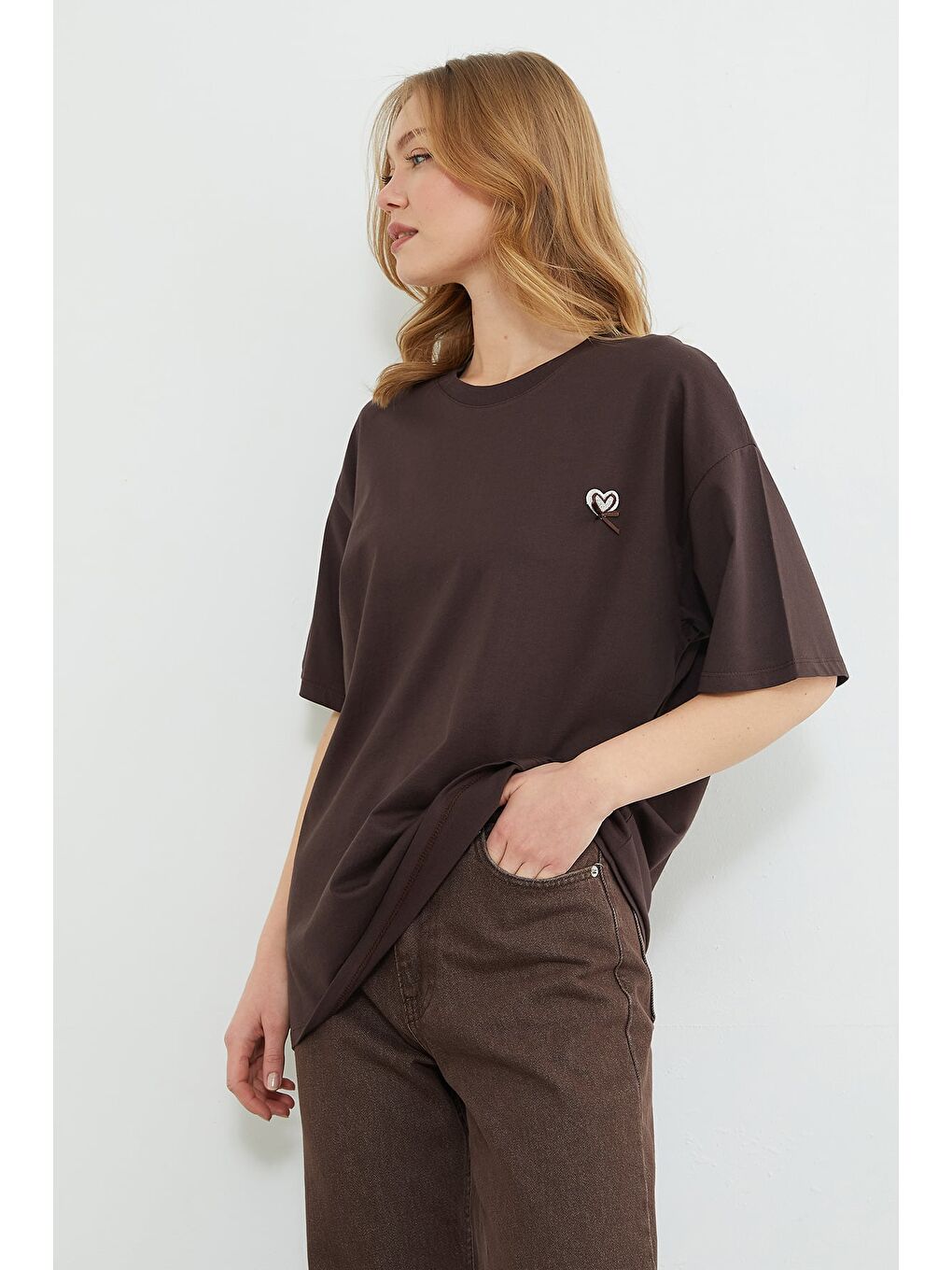 Kahverengi Kalp Nakışlı Bisiklet Yaka Salaş Tişört-3