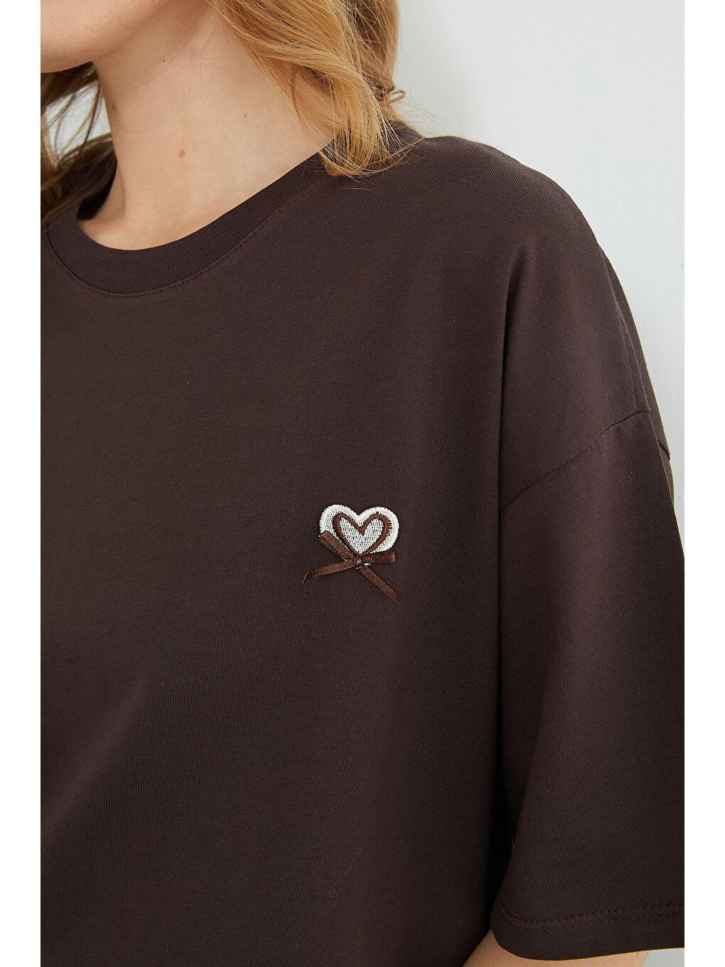 Kahverengi Kalp Nakışlı Bisiklet Yaka Salaş Tişört-4