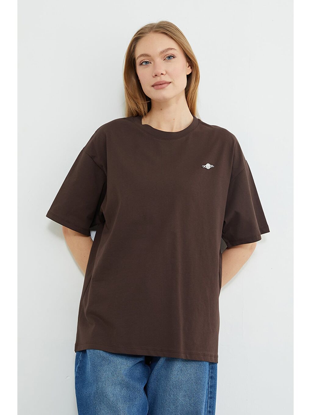 Kahverengi Metal Aksesuarlı Bisiklet Yaka Salaş Tişört-1