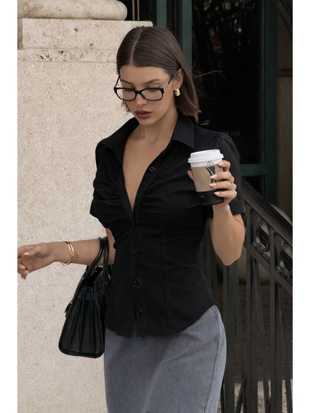 Siyah Vücuda Oturan Kısa Kollu Kadın Gömlek