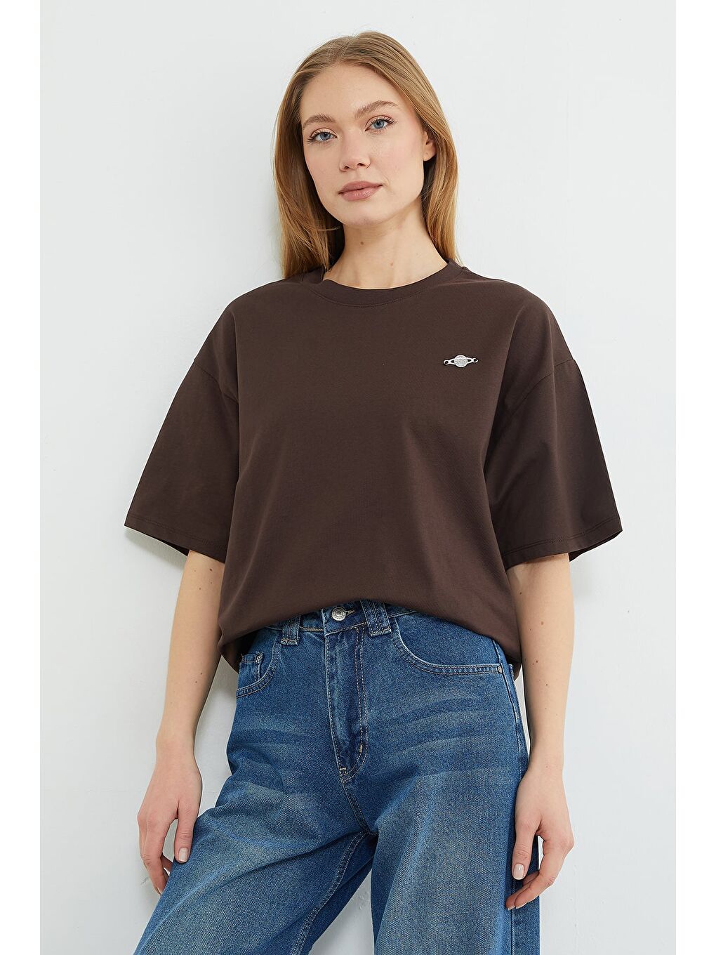 Kahverengi Metal Aksesuarlı Bisiklet Yaka Salaş Tişört-3