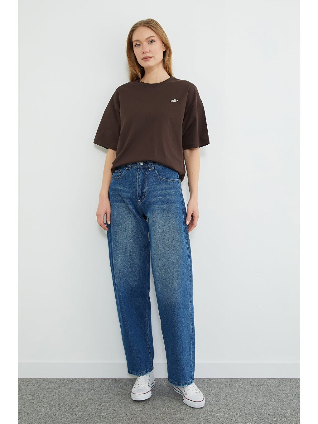 Kahverengi Metal Aksesuarlı Bisiklet Yaka Salaş Tişört-4