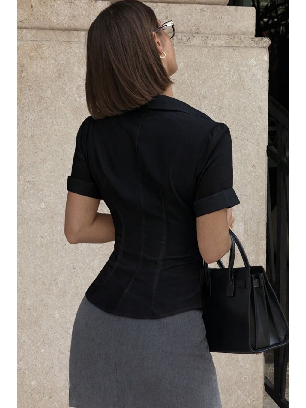 Siyah Vücuda Oturan Kısa Kollu Kadın Gömlek-2