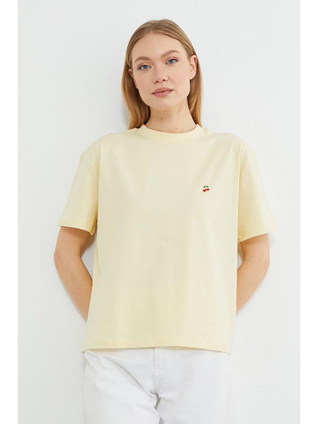 Sarı Kiraz Aksesuarlı Bisiklet Yaka Tişört-1