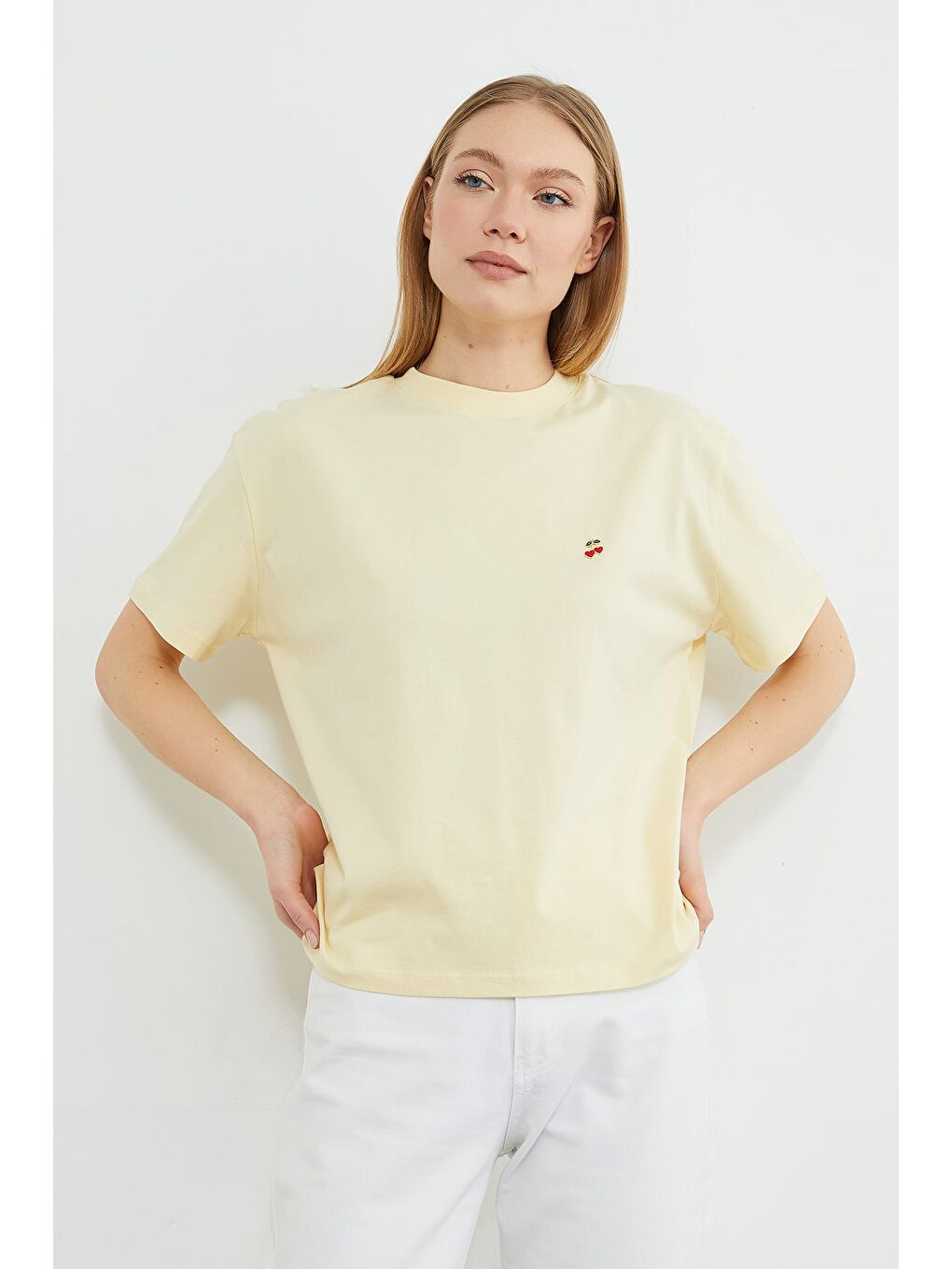 Sarı Kiraz Aksesuarlı Bisiklet Yaka Tişört-2