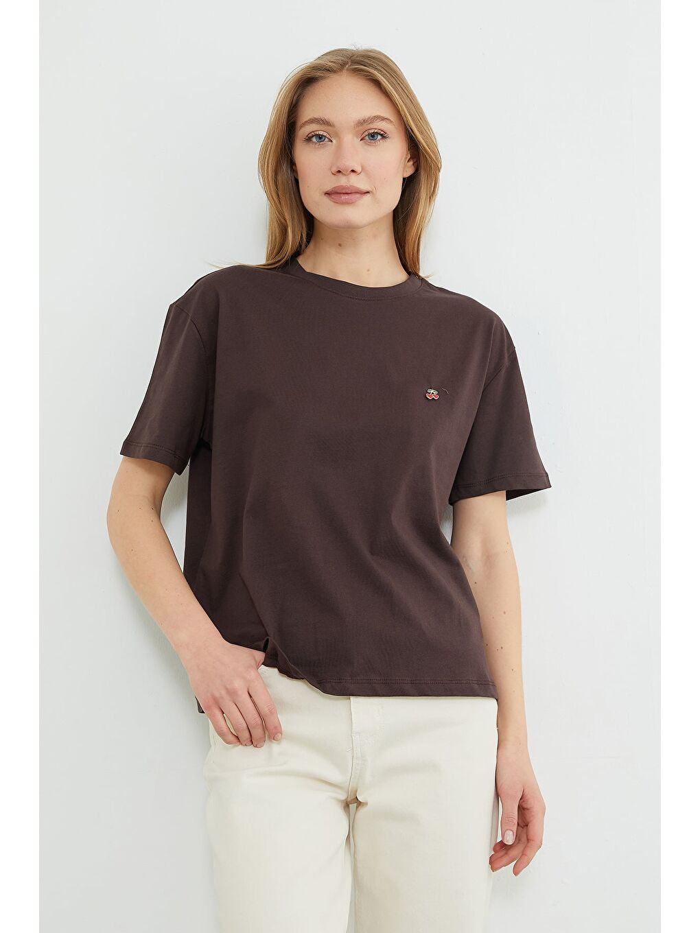 Kahverengi Kiraz Aksesuarlı Bisiklet Yaka Tişört