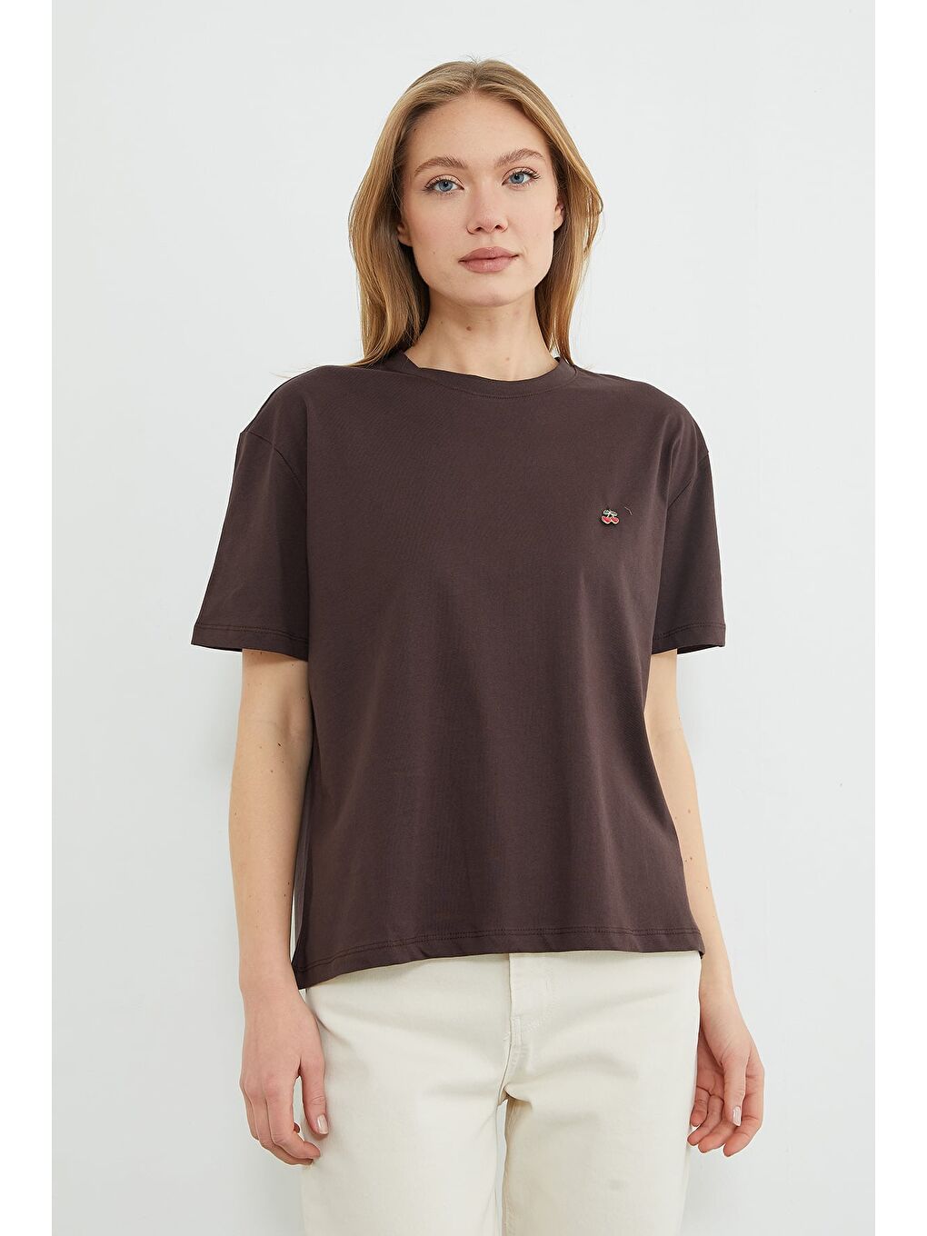 Kahverengi Kiraz Aksesuarlı Bisiklet Yaka Tişört-1